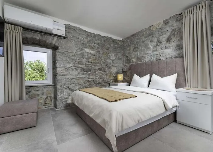 Angelica Comfortable * Krk Town