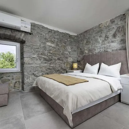 Angelica Comfortable * Krk Town
